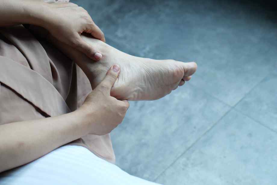 Mal sous le pied en marchant : quelles causes et que faire ?-Les Fables de la Fontaine